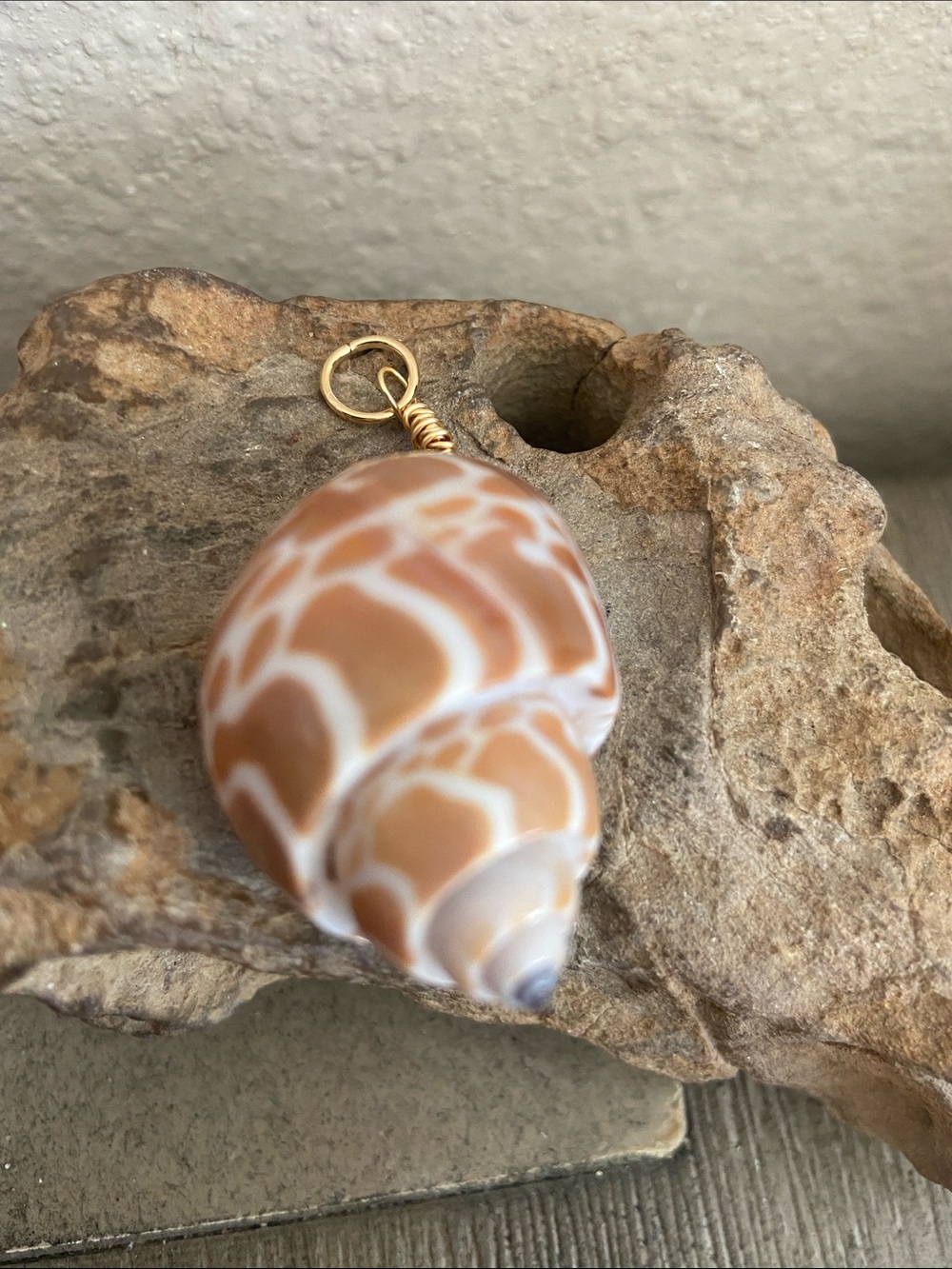 5/$10❤️❤️❤️Vintage Natural Spiral Babylon Shell Pendant